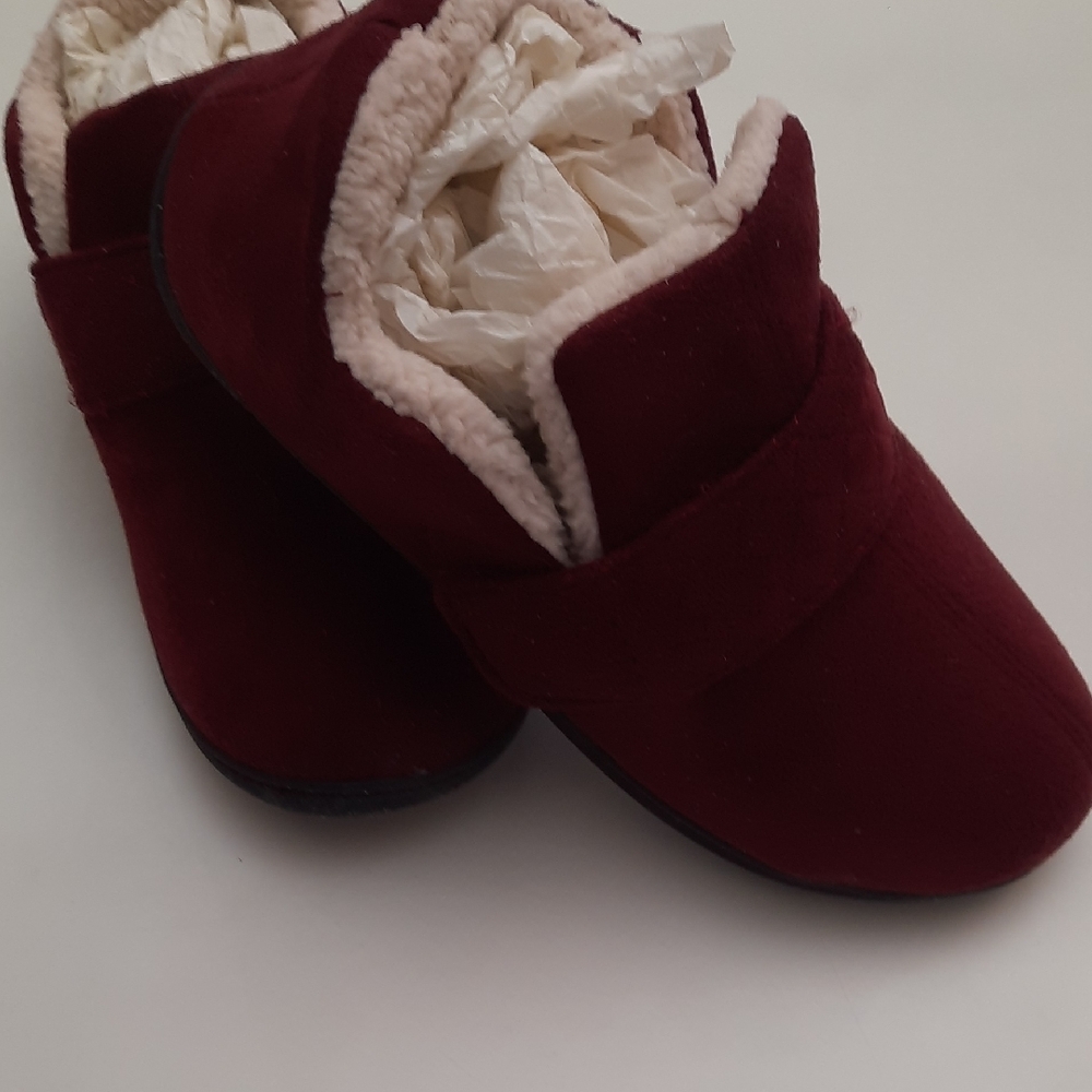 Zizor's Cozy Burgundy Slippers with Plush Lining - Size 10